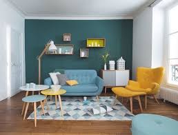Déco cuisine jaune moutarde vintage, sol parquet bleu, table ronde en bois noire, chaise en bois vintage lanières en cuir, meubles de cuisine moutarde, mur marron, suspension ronde vintage jaune. Bleu Canard Les 50 Meilleures Associations De Couleurs