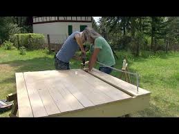 Egal welche form sie schlussendlich zum sandkasten selber bauen wählen, wir empfehlen noch einmal, für eine passende abdeckung zu. Anleitung Sandkasten Mit Abdeckung Und Sitzbank Bauen Mdr Garten Youtube