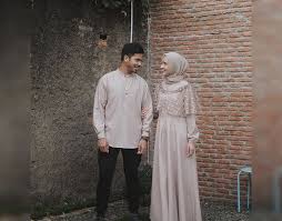 Kalau begitu anda harus persiapkan baju couple tunangan yang sesuai dengan acara penting itu. Baju Tunang Simple 2019