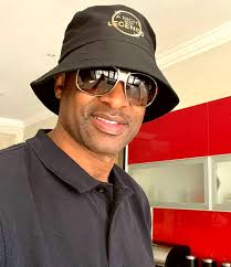 Meanwhile maGaffa obvunza—->> Ko uyu momupawo Mota rini nhai va Sir  Wicknell nyika yese ingafare ndi baba Abraham vema youth takanzwa imi  makunzi baba Abraham vekupa vanhu mota