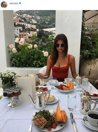 Las Claves De La No Dieta De Emily Ratajkowski Trajes De Lujo Emily Ratajkowski Cena En La Playa
