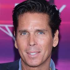 He was known for composing a string of hit mexican songs, including el triste, al final, la barca and el reloj. Biografia De Roberto Palazuelos Edad Estatura Novia Hijos Fortuna Laletrade Biografias Musica Y Letras