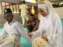 Perkahwinan merentasi bangsa, kaum atau negara adalah sesuatu yang boleh dikatakan agak baru di malaysia. Hati Terpaut Saat Dipujuk Ketika Menangis Jejaka Guinea Pilihan Anak Kedah Ini Bukan Biasa Biasa Viral Mstar