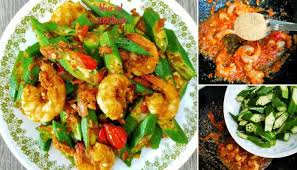 Berupa lontong sayur santan berisi telur, tahu baca juga: Resipi Lengkap Nasi Impit Kuah Lontong Kaw Sedap Dan Senang Masak