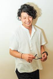 シュワルツコフオンライン ツーブロックボブのクルクルパーマ ヘアカタログ メンズ ヘアスタイル メンズ パーマ ミディアム 結婚式 男性 髪型