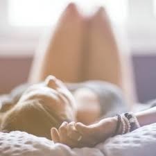 Küssen sie die finger, knöchel, handflächen und handgelenke ihres partners zunächst ganz sanft, dann immer leidenschaftlicher. Frau Ins Bett Kriegen So Bekommst Die Wirklich Fast Jede Frau Ins Bett