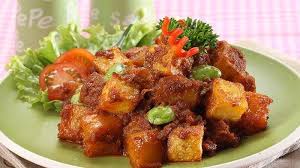 Hidangan ini terdiri dari lontong yang disajikan lengkap dengan opor ayam, sayur lodeh, sambal goreng hati, acar, telur pindang, abon sapi, bubuk koya, sambal, dan kerupuk. Sambal Goreng Kentang Dan Petai Praktis Menemani Menu Lontong Sayur Saat Idul Adha Bangka Pos