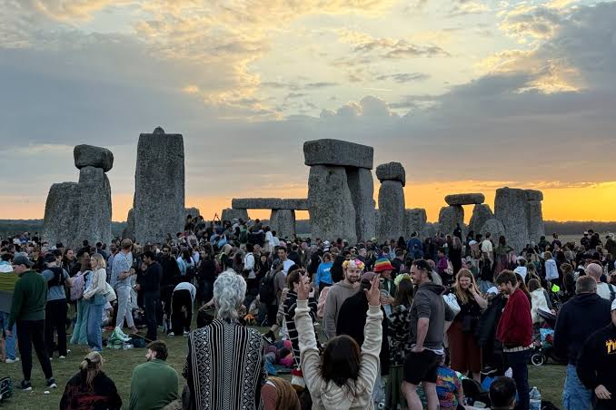Sunrise at Stonehenge draws druids for summer solstice