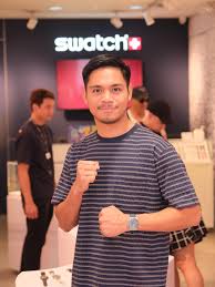 LOOK: Rising boxing star and Sparkle artist Eman Bacosa Pacquiao clocking  in some time at the Swatch store in SM Megamall today! ✨ #EmanBacosaPacquiao