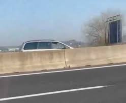 L'osservatorio sui contromano dell'asaps, l'associazione sostenitori polstrada, nel 2017 ha registrato 221 episodi che hanno visto coinvolte auto contromano, 34 notturni e 187 diurni, 144 su autostrade. Contromano Sull Autostrada E Un 90enne Terzo Binario News