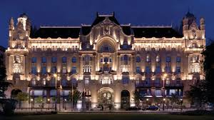 O táxi do aeroporto (zona taxi) transporte as pessoas para a cidade com um sistema tarifas calculadas por zonas. Four Seasons Hotel Gresham Palace Budapest Budapeste Hu Book Online