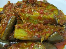 Tumis bahan sambal dan irisan daun jeruk purut dengan api sedang. Resepi Sambal Tumis Terung Ringkas Pokok Manggis Depan Rumah