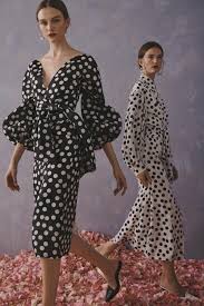 Estamos en plena vuelta al cole y este es un problema que se plantea siempre con los pantalones de los niños. Carolina Herrera New York Presenta Su Coleccion Resort 2020 Inspirada En Unas Alegres Y Coloridas Vacaciones La Coleccion Resort 2020 De Carolina Herrera