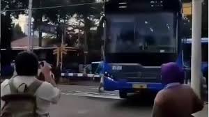 Maybe you would like to learn more about one of these? Viral Penumpang Panik Berhamburan Di Rel Kereta Sopir Transjakarta Dijatuhi Sanksi