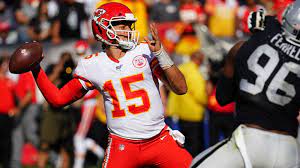 Patrick Mahomes Only Needed 15 Minutes To Melt The Raiders Kansas City Chiefs Football Kansas City Chiefs Sports Photos