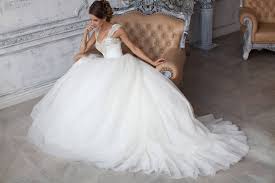 Die limitierten brautkleider sind durch ihre exklusivität ausgezeichnet. Textilreinigung Edelweiss Pflege Fur Braut Und Cocktailkleider