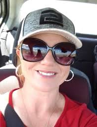 💅🏽VENDOR SPOTLIGHT💅🏽 Teach Me How To Mani Hi, I'm Becca and I'm a  middle school teacher, wife, and mom to a 3 year old and 2 happy huskies. I  first tried Color