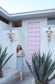 The Best Houses To Visit For Colorful Doors In Palm Springs The Famous Pink Door Of Instagram A Self Guided Tour Of Palm S Pink Door Palm Springs Spring Door