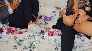 شوهر بی غیرتش و بستم و زنش و گاییدم (ایرانی مکالمه) - Pornhub.com