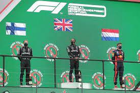 Lewis hamilton says his black power salute after winning last week's styrian gp was an important moment, and one he will never forget. Hamilton Vence Em Portugal E Vira Recordista De Vitorias Na F1 Esportes Pleno News