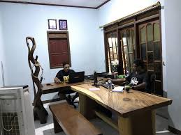 Saat membersihkan, jangan pernah menaburkan kayu. Meja Kayu Trembesi Solid Bisa Untuk Meja Makan Ataupun Meja Kerja Ready Stock