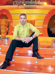 Dan cristian negru (born 23 february 1971) is a romanian tv presenter and host of the romanian version of star factory.1 he has also hosted the following tv shows: Foto Exclusiv Cum ArÄƒta Dan Negru In UrmÄƒ Cu 20 De Ani Schimbarea SpectaculoasÄƒ Prin Care A Trecut Regele Revelioanelor