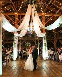 Erste Hochzeit Des Jahres Ich Liebe Es Mit Meinen Freunden In Den Senfkornern Zu Filmen Wedding Decor Casamento Country Casamento Em Celeiro