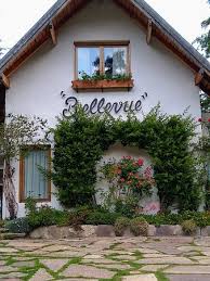 Entradas de casas con encanto. Acceso A La Casa De Te Desde El Estacionamiento Photo De Bellevue Salon De Te Queso Pan Y Vino San Carlos De Bariloche Tripadvisor