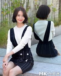 For hair reaching the neck but not reaching the shoulders. Yoona Continues To Stun With Her Short Hair Celebrity Photos Videos Onehallyu
