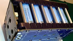 Warning the video is for professionals only! A Modular System For Building Heavy Duty 18650 Battery Packs Hackaday