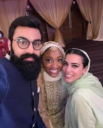 Ninkaan oo Pakistan u dhashay xaaskiisa ayuu ugu yeeray habeenka guurkiisa  labaad. Sawirka waxaa ka muuqda minyarada iyo bahda weyn oo ku faraxsan  guurka seygeeda