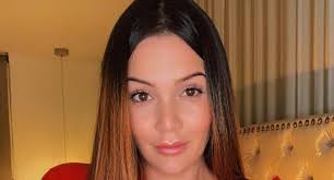 Lina fernanda gonzález tejeiro (villavicencio, 8 de octubre de 1991) es una actriz colombiana, reconocida por actuar durante cinco años en la serie televisiva padres e hijos en el papel de sammy. Lina Tejeiro En Hilo Y Sin Brasier Para Preguntar Si Le Luce El Pelo Rubio Pagina Web De Noticiaya