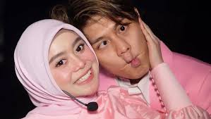 Kiyut billar tanya perasaan lesti ke peramal, lesti cubit manja billar takut ke bongkar merdunya shalawatan lesti untuk rizky billar, hingga beredar video keluarga panggil lesti calon. Rizky Billar Is Already Flirtatious And Asks To Be Kissed By Lesti