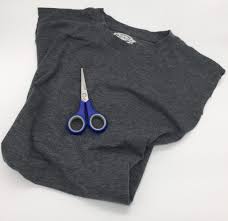 Wir zeigen euch heute 5 einfache diy upcycling hacks um aus eurer alten kleidung etwas ganz neues zu machen. Tasche Ohne Nahen Aus Einem T Shirt Selber Machen