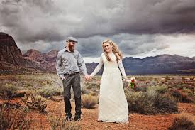 Stunning Outdoor Wedding Photos In Red Rock Canyon Outdoor Wedding Photos Wedding Photos Creative Wedding Photography
