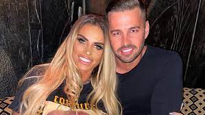 Paramedics and police were called to a property in little canning, essex, in the early hours, and a man has been arrested on. Katie Price Schmiedet Plane Fur Baby Nummer 6