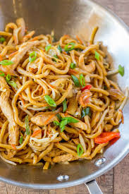 Chicken Lo Mein With Chewy Chinese Egg Noodles Bean Sprouts Chicken Bell Peppers And Carrots In Under 30 Minutes Like Y Chicken Lo Mein Lo Mein Recipes Food