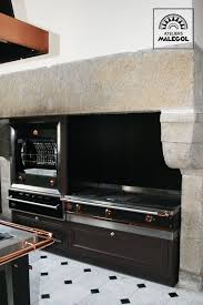 Une Cuisine De Malouiniere Dans Le Style La Cornue Rotissoire Flamberege Dans Cheminee Agencement Interieur Cuisine Haut De Gamme Idee Deco Rangement