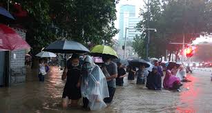 Stora delar av centrala staden har drabbats av översvämningar. 8 Sidor Kraftiga Regn I Kina