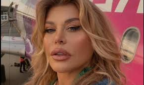 În urmă cu trei an, cântăreața a vorbit în cadrul unui interviu despre relația pe care o are cu fata sa, elena. Loredana Groza Nu Am Nicio Operatie Estetica Nu Am Silicoane Nu Am Liftinguri Ea Spune Ca Prin Meditatie Si Sport Reuseste Sa Arate Atat De Bine Aktual24
