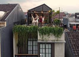 20 contoh desain rooftop rumah minimalis terkini design umumnya beberapa model rooftop ini memang di desain dalam model hunian rumah modern klasik dimana umumnya mengutamakan bahan bahan dasar terbuat dari sisi dominan kayu namun sekarang memang banyak sekali jenis bahan. 17 Desain Atap Rooftop Di Rumah Kecil Kata Siapa Gak Bisa Rumah123 Com