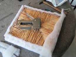 Vous Avez D Anciennes Chaises Ou En Avez Trouve Dans Une Brocante Preparez Votre Materiel Pinceau Chaise Paille Relooking De Chaise Refaire Des Meubles