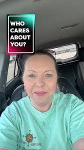 Jenifer Cowan's Instagram, Twitter & Facebook