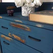 Cadence In Very Chalky Boyalarindan Fresco Rengi Ile Boyandi Ara Ara Zimpara Yapilarak Alttaki Renkler Cikarildi Ara Ara Esprisi Rengi Wa Renkler Wax Stencil