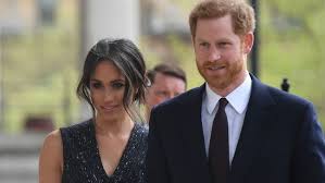 A smiling (and barefoot!) harry looks lovingly at meghan, who cradles her baby bump as she rests in his lap. Meghan Markle Aktuelle Themen Nachrichten Bilder Stuttgarter Zeitung