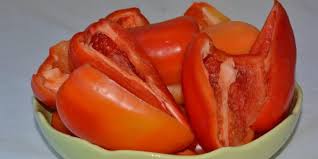 Tieni saldamente i peperoni con la mano meno dominante. Come Sbucciare Pepe