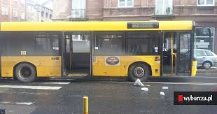 Między przystankami katowice (lotnisko) a katowice znaleziono do 81 linii autobusowych, wliczając 1 autobus nocny. Autobus Potracil Na Pasach 62 Letnia Kobiete
