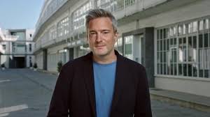 Gilles de coster (wilrijk, 17 november 1980) is een belgisch televisiepresentator en gewezen radiopresentator. Gilles De Coster Is Boos Showbizzsite