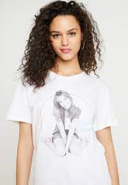 May 27, 2021 · 今日は、夏コーデに欠かせない「tシャツ」スタイルに注目。定番の白tシャツから、遊び心のあるロゴ＆プリントtシャツのカジュアルすぎない着こなし術を、ピンタレストの海外スナップからピックアップしました。 Merchcode Britney Spears T Shirt Print White Weiss Zalando De