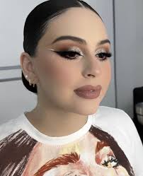 Descubre 54 ideas de Maquillaje baddie y maquillaje de ojos colorido en  2025